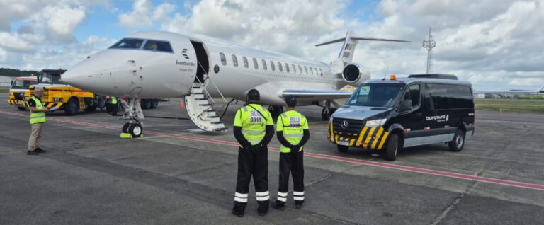 Equipe de ground handling da Blueground no pátio, ao lado de um jato