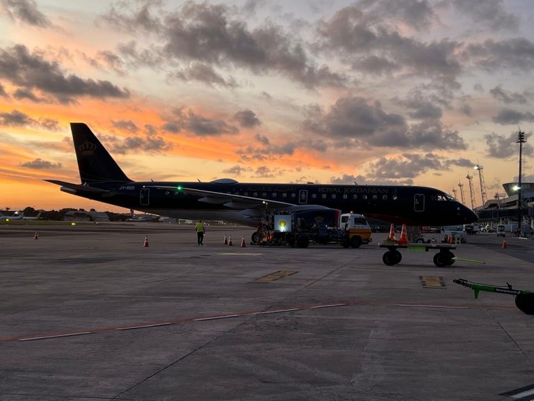Atendimento em solo a aeronave comercial ao entardecer