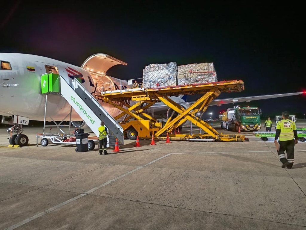 Carregamento de voo cargueiro durante a noite