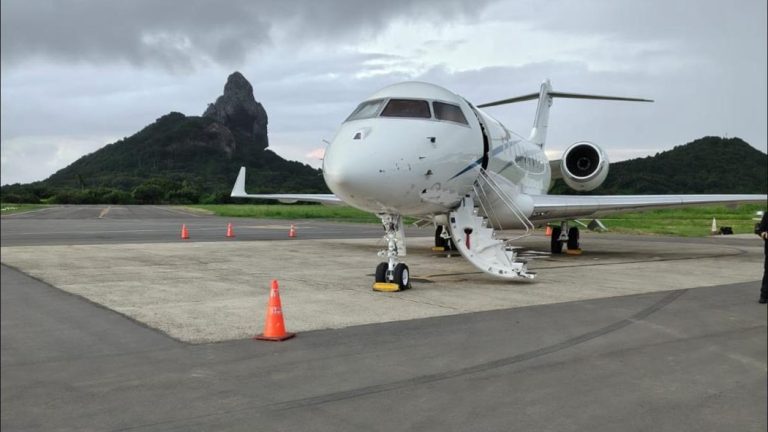 Jato executivo atendido no pátio de Fernando de Noronha