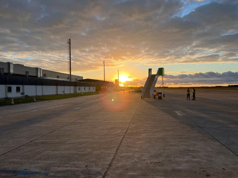 Escada de embarque posicionada no pátio ao pôr do sol