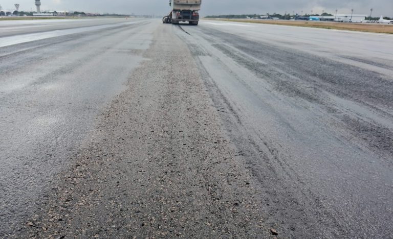 Textura do pavimento recuperada após a remoção de borracha
