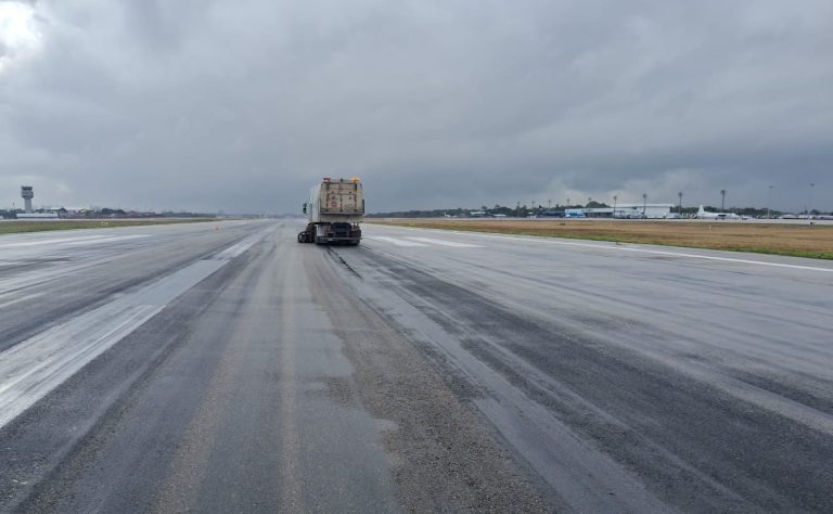 Faixas já limpas na pista, com o ARC-1600 ao fundo