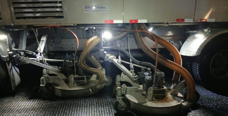 Cabeçotes de hidrojateamento do ARC-1600 em operação noturna